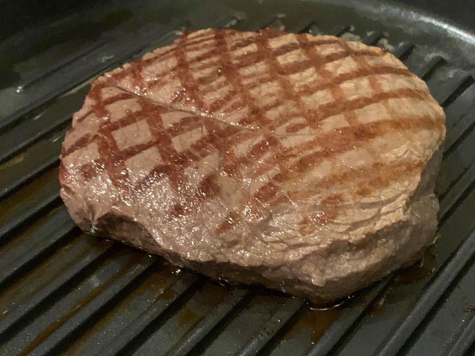 鉄板の上で焼かれるステーキ用和牛肉