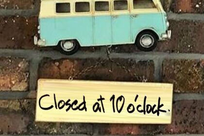 ワーゲンバスのネームプレートに「Closed at 10 o'clock」の文字