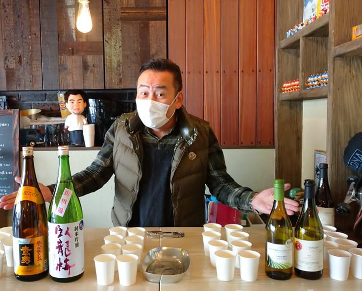 選りすぐりの日本酒とワインの瓶を並べお客さんを待つ寺尾君