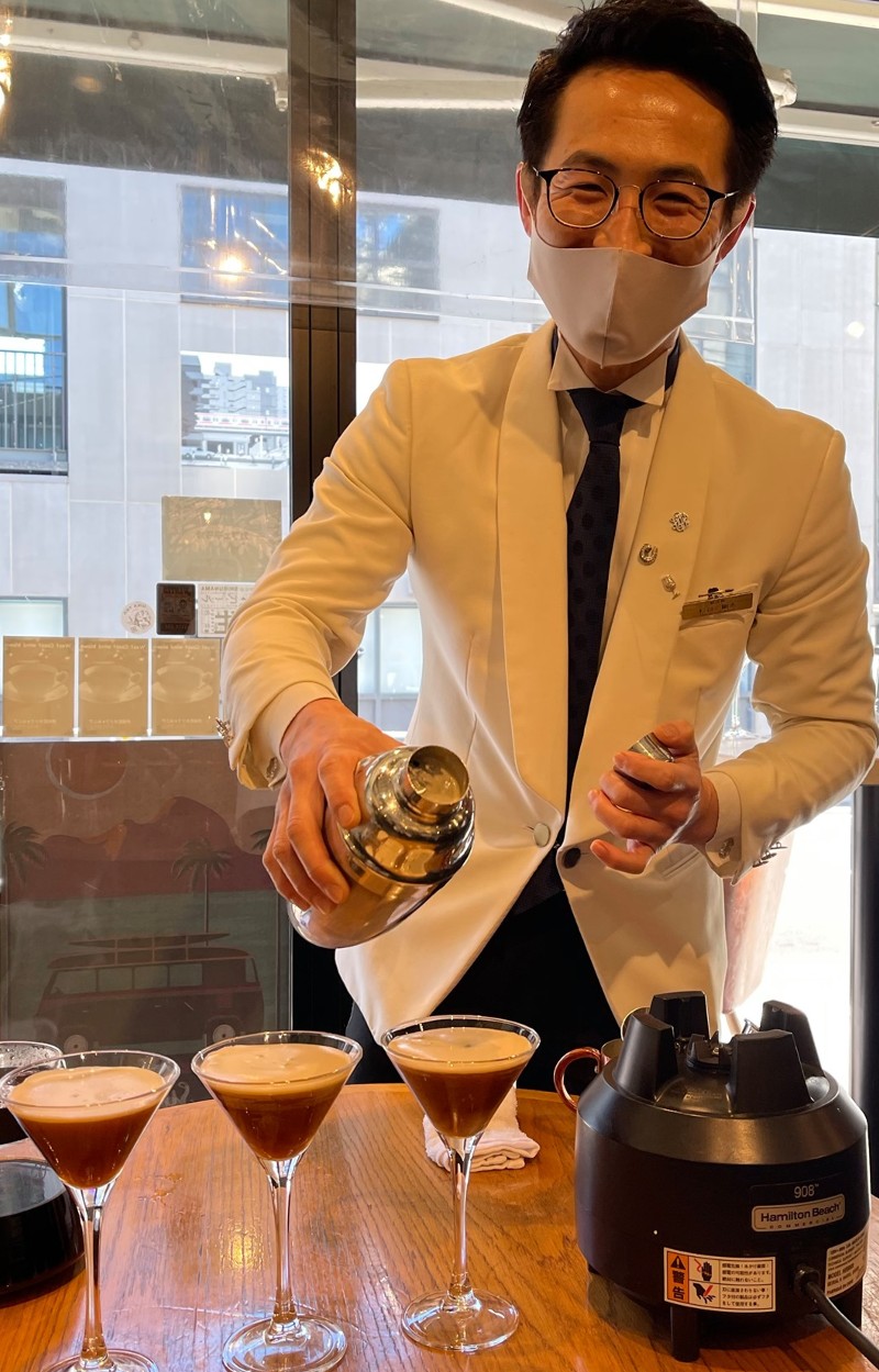 カフェテラオでカクテルを作る「バー保志」の杉谷さん
