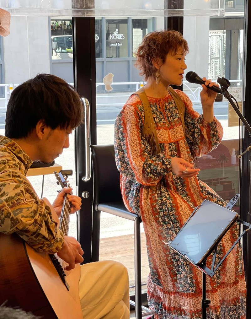 カントリーシンガー石井美也さんとバックのギタリスト